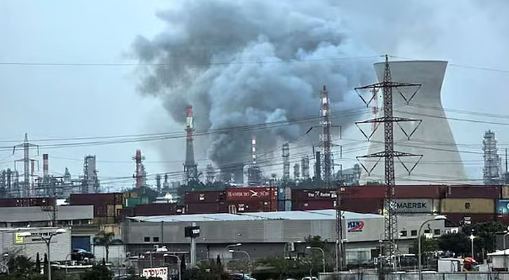 ইরানের ক্ষেপণাস্ত্র হামলায় ইসরায়েলের তেল শোধনাগারে অগ্নিকাণ্ড