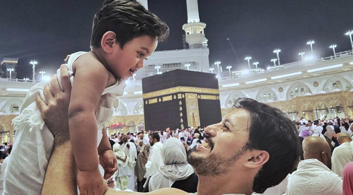 মক্কায় ছেলেকে কোলে নিয়ে ইরফানের আবেগঘন পোস্ট