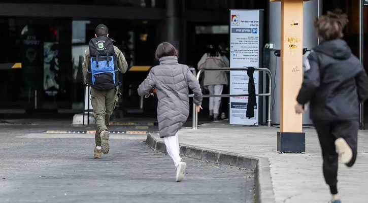ইরানের ক্ষেপণাস্ত্র হামলায় কেঁপে উঠল ইসরায়েল, বাজছে সাইরেন