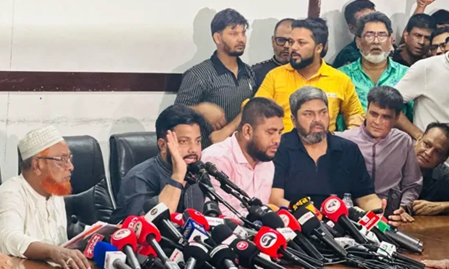 প্রেসক্লাবে এসে পদত্যাগের ঘোষণা দিলেন ইশরাক হোসেন