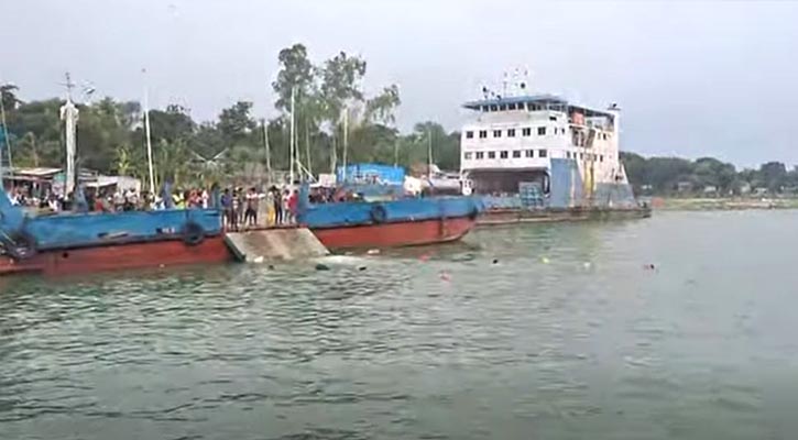 দৌলতদিয়া ঘাটে নিয়ন্ত্রণ হারিয়ে আবারও বাস পড়ল নদীতে