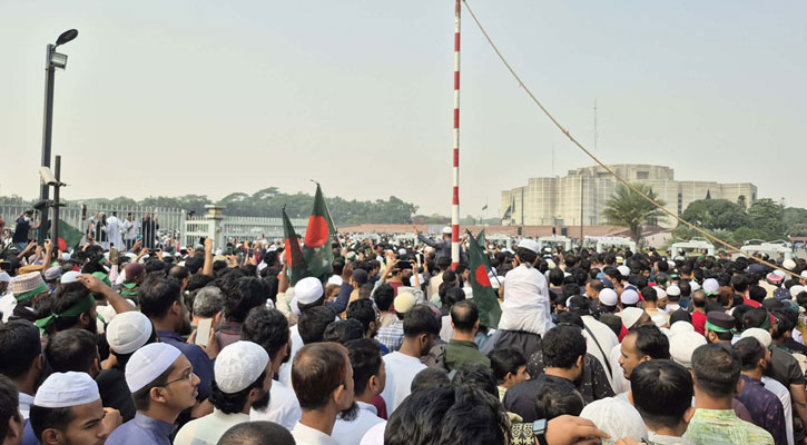 ওসমান হাদির জানাজায় অংশ নিতে লাখো মানুষের ঢল