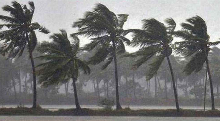 নদীবন্দরে সতর্কতা, দুপুরের মধ্যে হতে পারে ঝড়