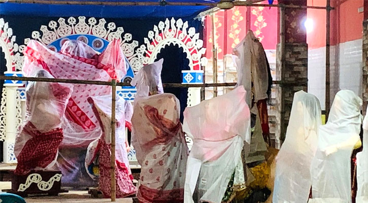 পুরান ঢাকায় দুর্গাপূজার শেষ মুহূর্তের প্রস্তুতি