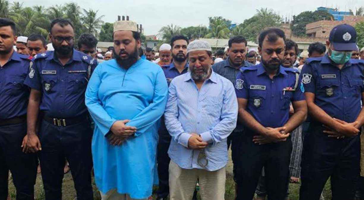 প্যারোলে মুক্তি পেয়ে স্ত্রীর জানাজায় এসে কাঁদলেন যুবলীগ নেতা