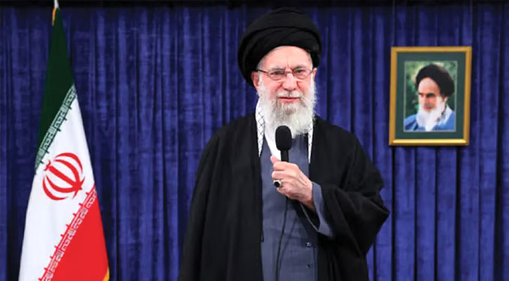 মার্কিন রণতরিগুলো ডুবিয়ে দেওয়ার হুঁশিয়ারি খামেনির