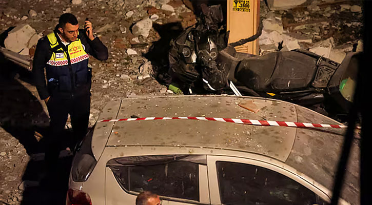 ইসরায়েলে ইরানের ‘ক্লাস্টার ওয়ারহেড’ হামলা : নিহত ২