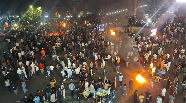 কারওয়ান বাজারে সড়ক অবরোধ করে মুঠোফোন ব্যবসায়ীদের বিক্ষোভ