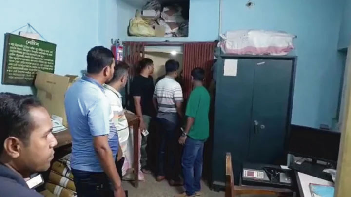 ভল্ট ভেঙে কৃষি ব্যাংকে চুরি