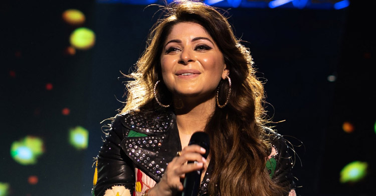 মঞ্চে উঠে গায়িকাকে কোলে তুলতে গেলেন শ্রোতা, অতঃপর...