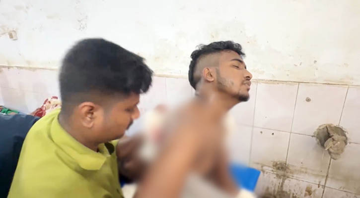 মোটরসাইকেলের সঙ্গে অটোরিকশার ধাক্কা, ৪ জনকে কুপিয়ে জখম