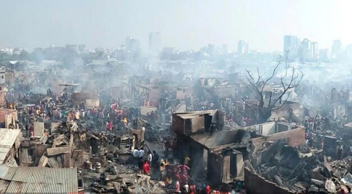 দিনের আলো ফুটতেই কড়াইল বস্তির ধ্বংসযজ্ঞ স্পষ্ট