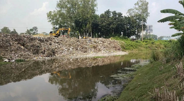 বগুড়ার আবর্জনায় কালো করতোয়া