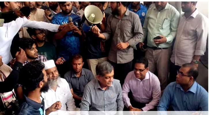 শিক্ষা উপদেষ্টার অনুরোধ প্রত্যাখ্যান , পদত্যাগের দাবিতে অটল শিক্ষার্থীরা