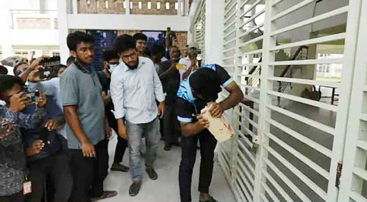 তালা ভেঙে হলে প্রবেশ করলেন কুয়েট শিক্ষার্থীরা