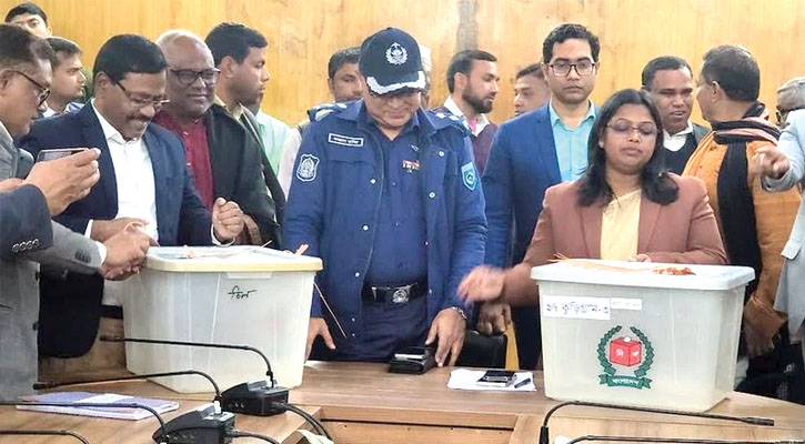 কুড়িগ্রামে পোস্টাল ব্যালট বাক্সের লক উদ্বোধন