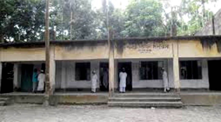 পরীক্ষার্থী ৪ জন, ৭ শিক্ষক মিলেও পারেননি পাশ করাতে