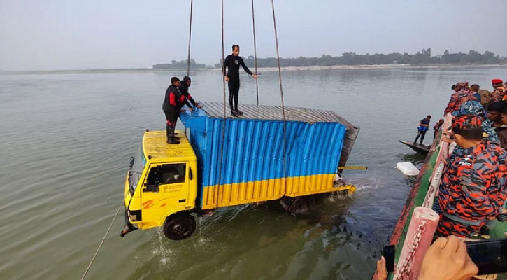 খোঁজ মেলেনি ইঞ্জিন মাস্টারের, ফেরি উদ্ধারে আসছে প্রত্যয়