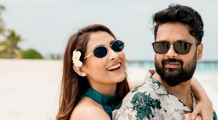 মালদ্বীপে মুগ্ধতা ছড়াচ্ছেন মেহজাবীন-আদনান