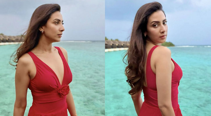 সাগরপাড়ে ‘ভ্রমণকন্যা’ মিম, ছড়ালেন মুগ্ধতা