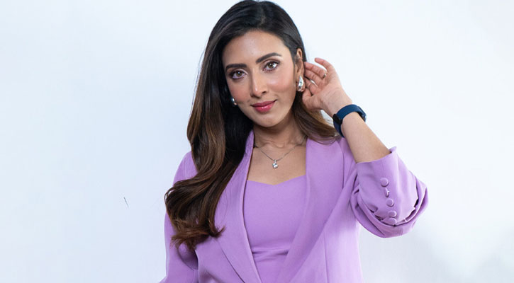 দেশে ফিরেই সুখবর দিলেন মিম