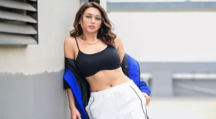 অনুষ্ঠানে হেনস্থার অভিযোগ অভিনেত্রী মিমি চক্রবর্তীর