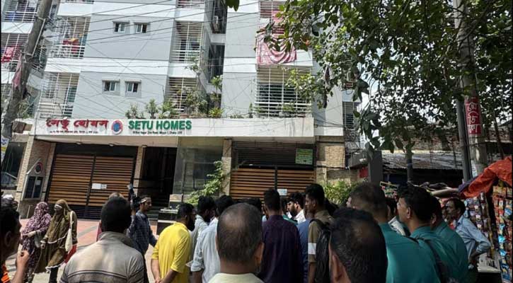 রাতভর বাড়ি ঘিরে বিক্ষোভ, সকালে আইনজীবী আটক