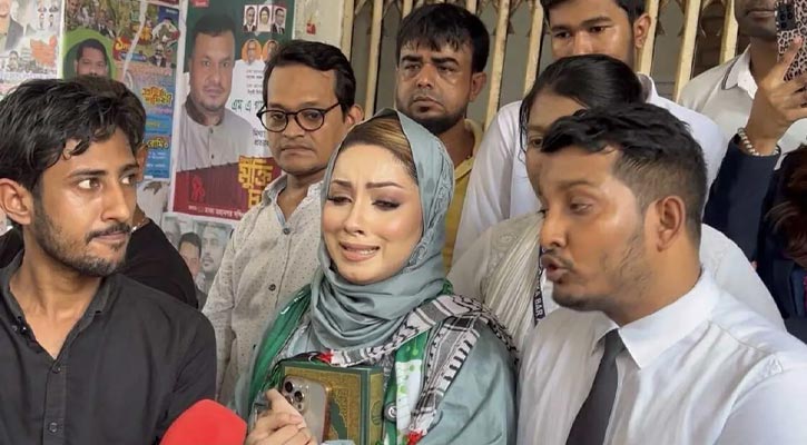 আদালত প্রাঙ্গনে কাঁদলেন মেঘনা আলম