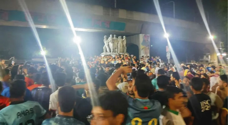 মধ্যরাতে বিক্ষোভে উত্তাল ঢাবি