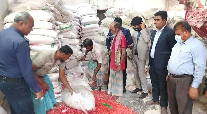 চাঁদপুরে গবাদি পশুর ভেজাল খাদ্য তৈরির অপরাধে মিল মালিকের জরিমানা