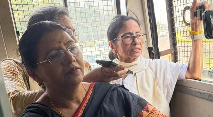 দিল্লিতে বাড়ির সামনে ধর্নায় বসে আটক মমতা