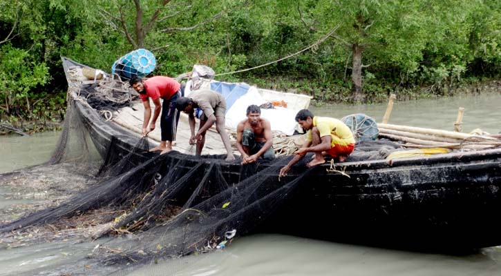 সুন্দরবনে বিষ দিয়ে মাছ শিকার, ঝুঁকির মুখে জীববৈচিত্র্য