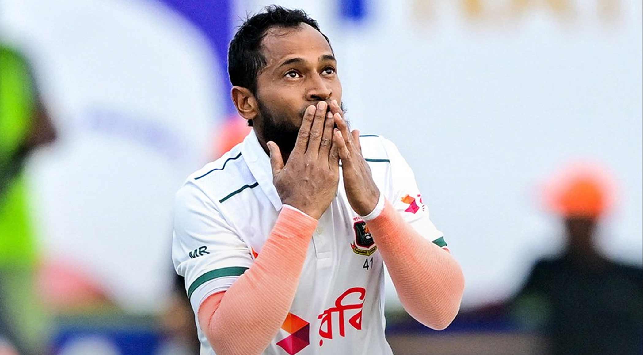 শততম টেস্টে সেঞ্চুরি করে ইতিহাসের পাতায় মুশফিক