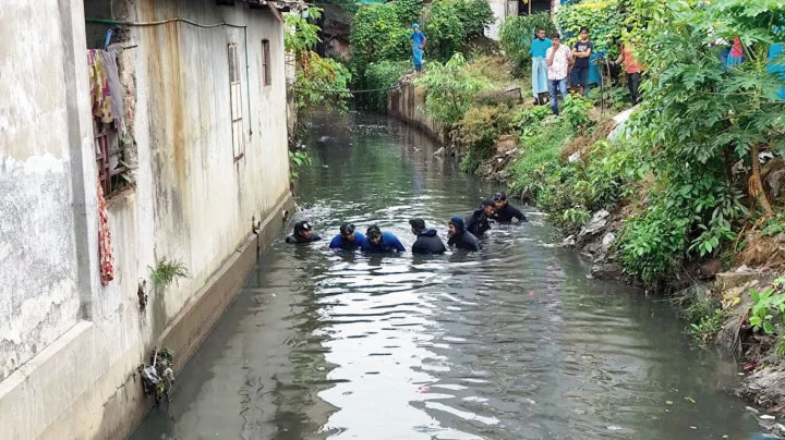 নালায় পড়ে নিখোঁজ শিশুর উদ্ধারে নৌবাহিনীর ‘অভিযান’