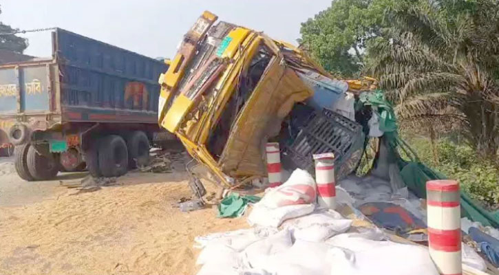 দুই ট্রাক ও অটোরিকশার সংঘর্ষে নিহত ১