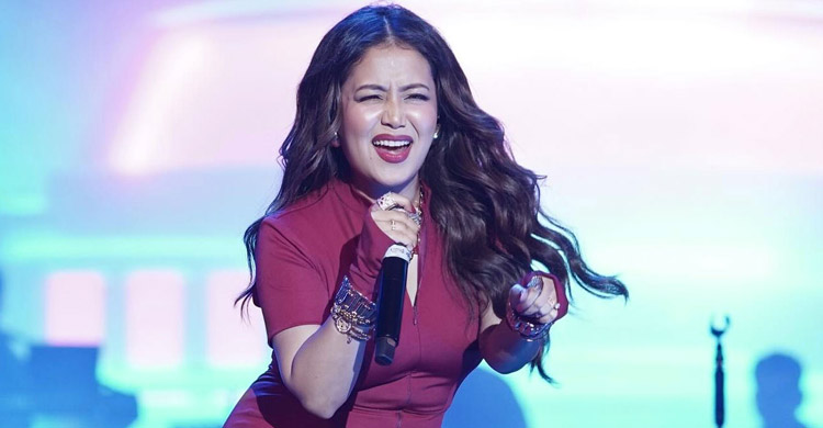 মঞ্চে নেহার অশালীন অঙ্গভঙ্গি, তোপের মুখে গায়িকা