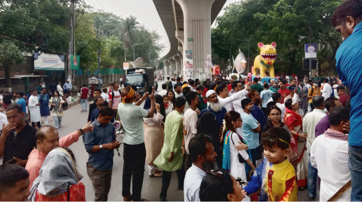 চারুকলায় ভিড় বাড়ছে, অপেক্ষা শোভাযাত্রার