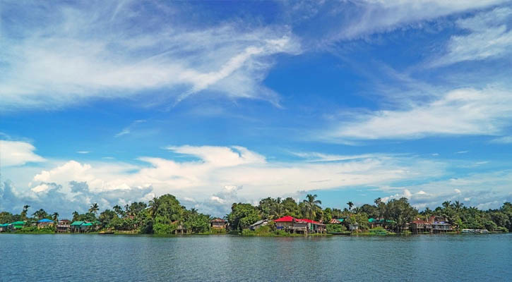 নীল আকাশ জুড়ে সাদা মেঘের ভেলা,
