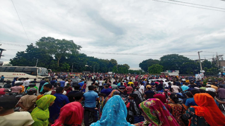 শ্রমিক-পুলিশ সংঘর্ষে রণক্ষেত্র, নিহত ১