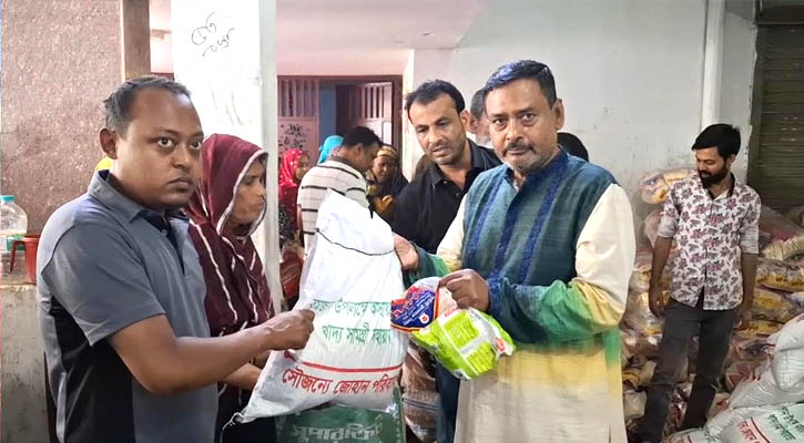 ঝিনাইদহে অসহায় পরিবারের মধ্যে খাদ্যসামগ্রী বিতরণ