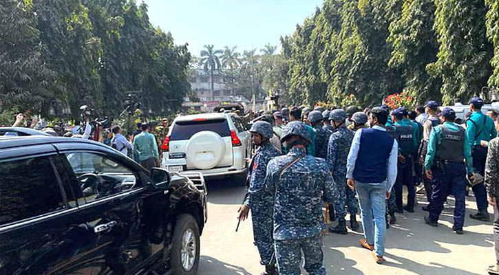 চট্টগ্রাম বন্দরে এসে আন্দোলনকারীদের বাধার মুখে নৌ উপদেষ্টা