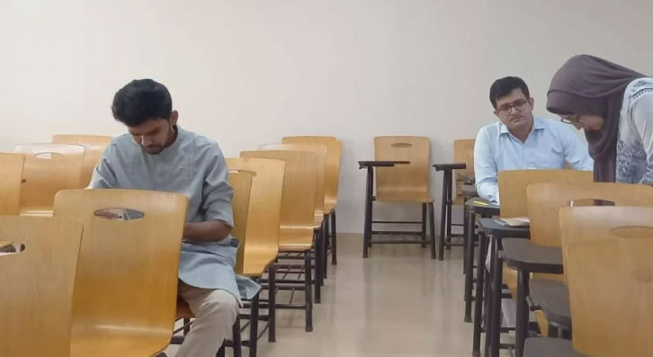 ভর্তি পরীক্ষায় অংশ নিলেন উপদেষ্টা আসিফ মাহমুদ