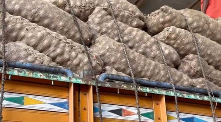 বেনাপোল দিয়ে ভারত থেকে ১২০ টন পেঁয়াজ আমদানি, কেজি ৪৩ টাকা