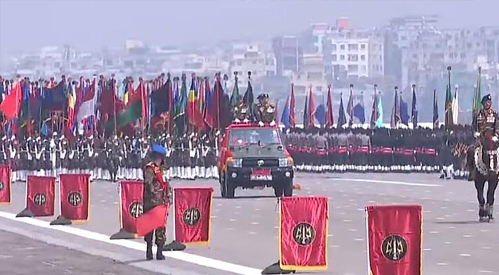 বর্ণাঢ্য কুচকাওয়াজে স্বাধীনতার উদ্‌যাপন চলছে