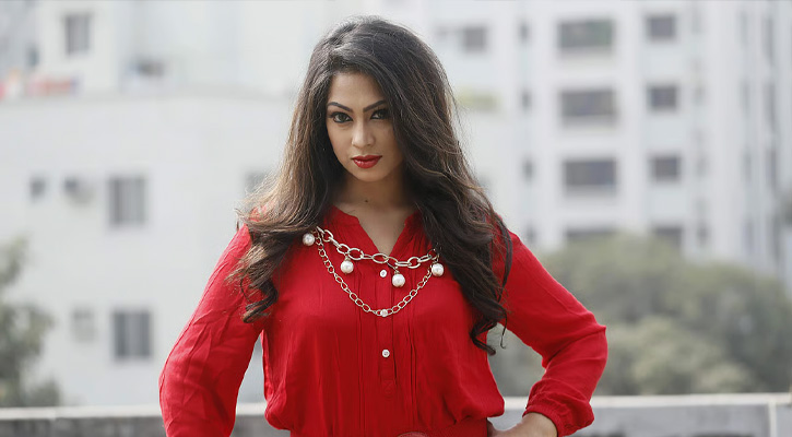 ওমরাহ করতে গেলেন চিত্রনায়িকা পপি