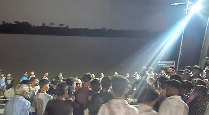 বাগেরহাটে মাজার দিঘির কুমির টেনে নিয়ে গেছে এক শিশুকে