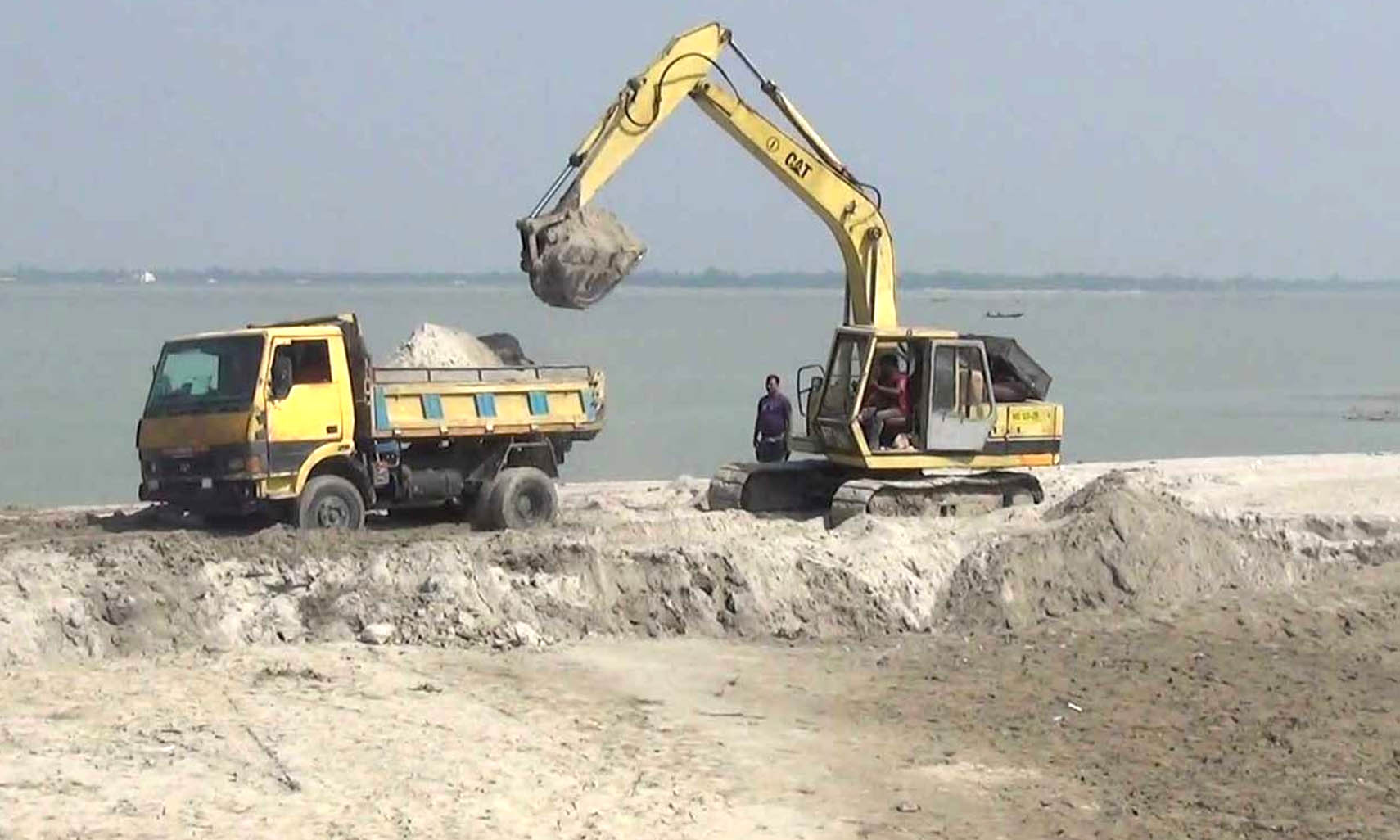 পদ্মা থেকে অবৈধ বালু উত্তোলন বন্ধে হাইকোর্টে রিট