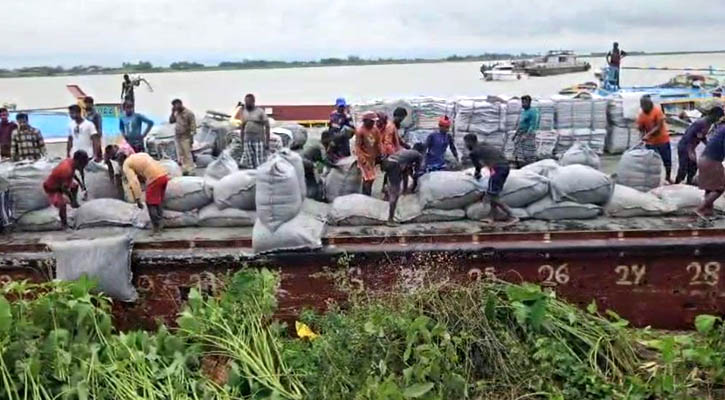 পদ্মা সেতু রক্ষা বাঁধে ভাঙন ঠেকাতে ফেলা হচ্ছে জিওব্যাগ