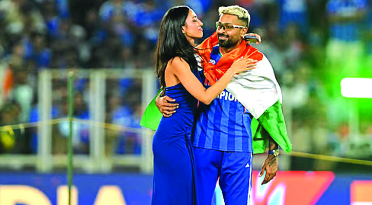 পান্ডিয়ার বিরুদ্ধে জাতীয় পতাকা অবমাননার অভিযোগ