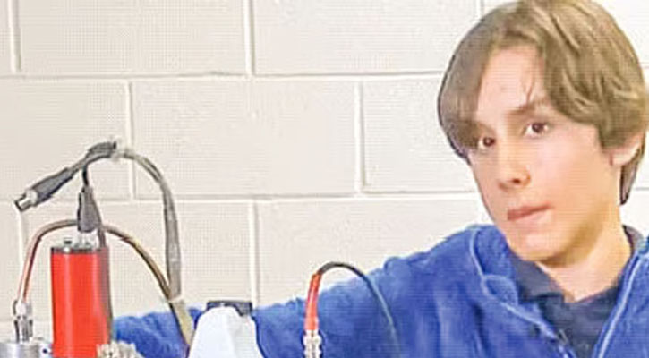 বাড়িতে বানিয়ে ফেলল পরমাণু চুল্লি